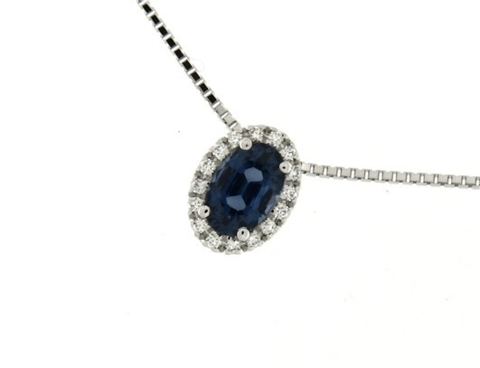 Girocollo con zaffiro blu ovale e contorno di brillanti
