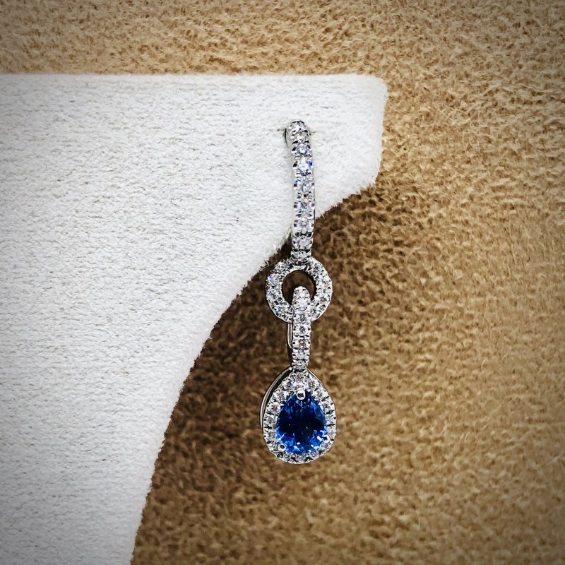 Orecchini pendenti con goccia in zaffiro blu e brillanti
