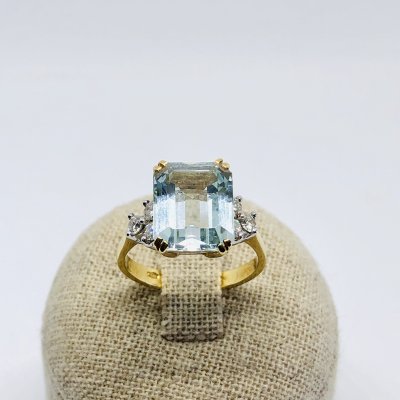 Anello con acquamarina e brillanti