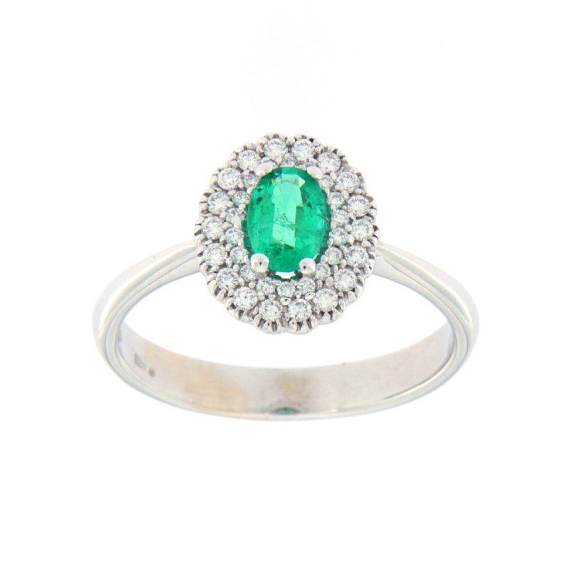 Anello con smeraldo ovale e contorno di brillanti
