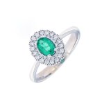 Anello con smeraldo ovale e contorno di brillanti - Foto 3