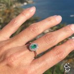 Anello con smeraldo ovale e contorno di brillanti - Foto 2