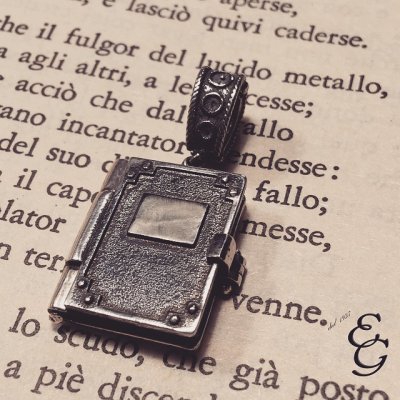 Ciondolo libro
