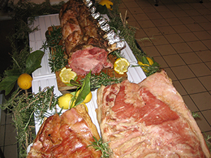 Arista di maiale cotta al forno e pancetta affumicata cotta