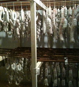 Una fase di stagionamento dei nostri insaccati.<BR>In questo caso bocconcini, turisti e salami vari di suino..