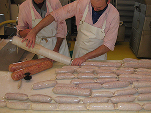Un addetto controlla l'esatto posizionamento dei salumi
