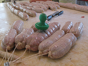 Un addetto controlla l'esatto posizionamento dei salumi