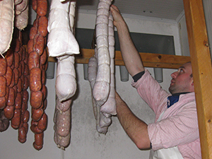 Un addetto controlla l'esatto posizionamento dei salumi