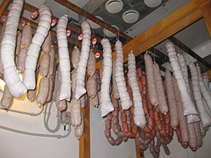Un addetto controlla l'esatto posizionamento dei salumi